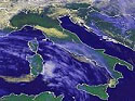 Tipica immagine satellitare con correnti da Nord/ovest che provocano addensamenti su Alpi e Appennino, altrove sereno e cieli tersi al Nord/Ovest con venti sostenuti