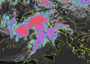 Foto satellitare che mostra l'arrivo del fronte temporalesco sulle regioni settentrionali.