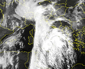 immagine satellitare della prima perturbazione del mese che raggiunge l'Italia