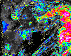 immagine satellitare che mostra in colore le precipitazioni che attraversano tutta la Penisola